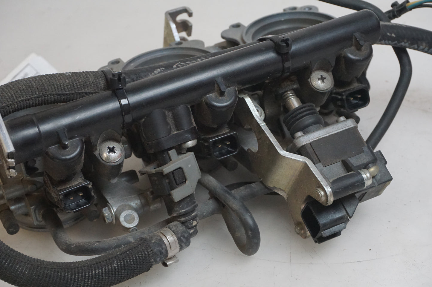 Snett nerifrån på Spjällhus från en Triumph Tiger 800 -2011 motorcykel.