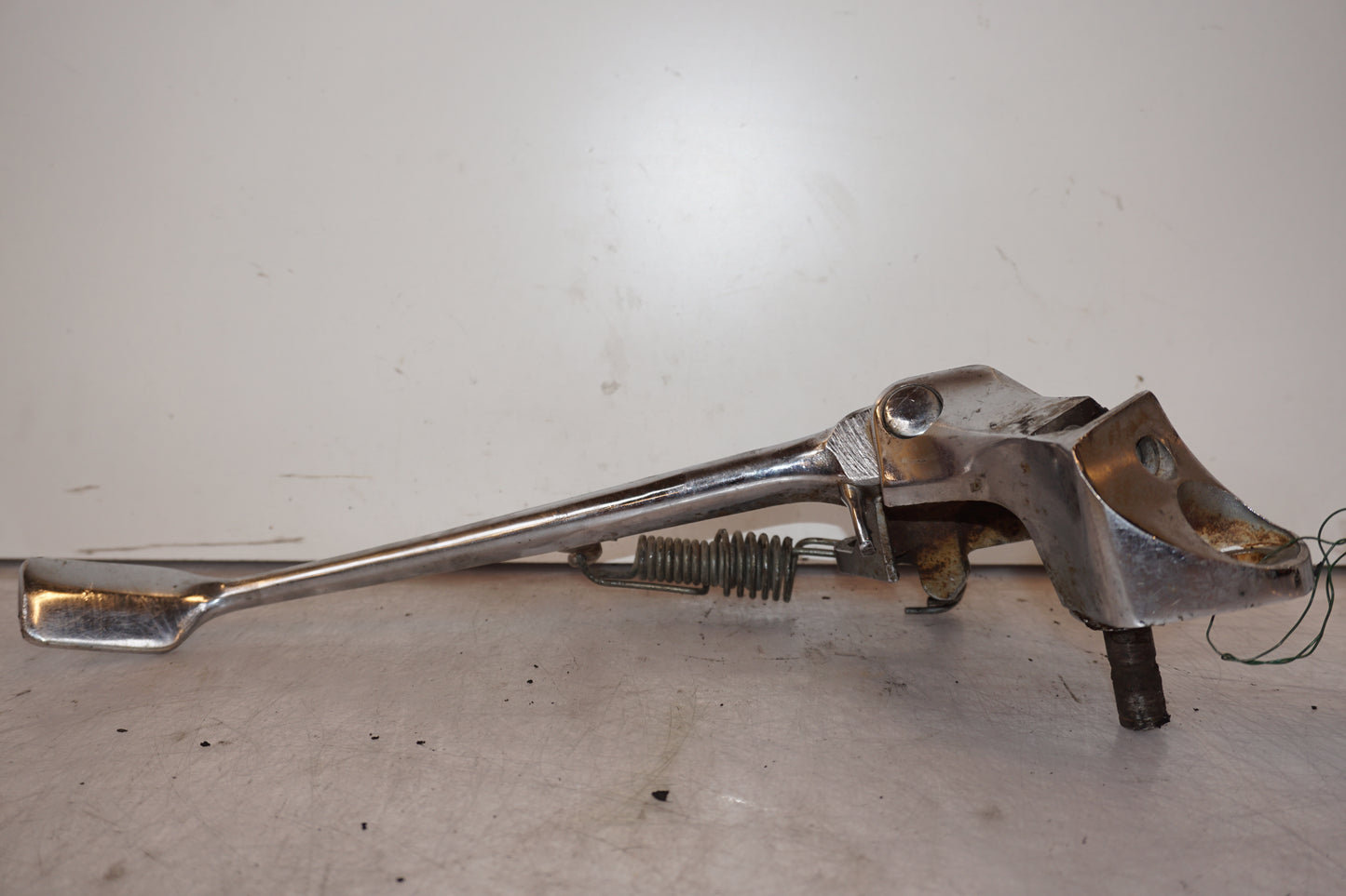 Höger sida på Sidostöd från en Suzuki LS 650 -1999 motorcykel.