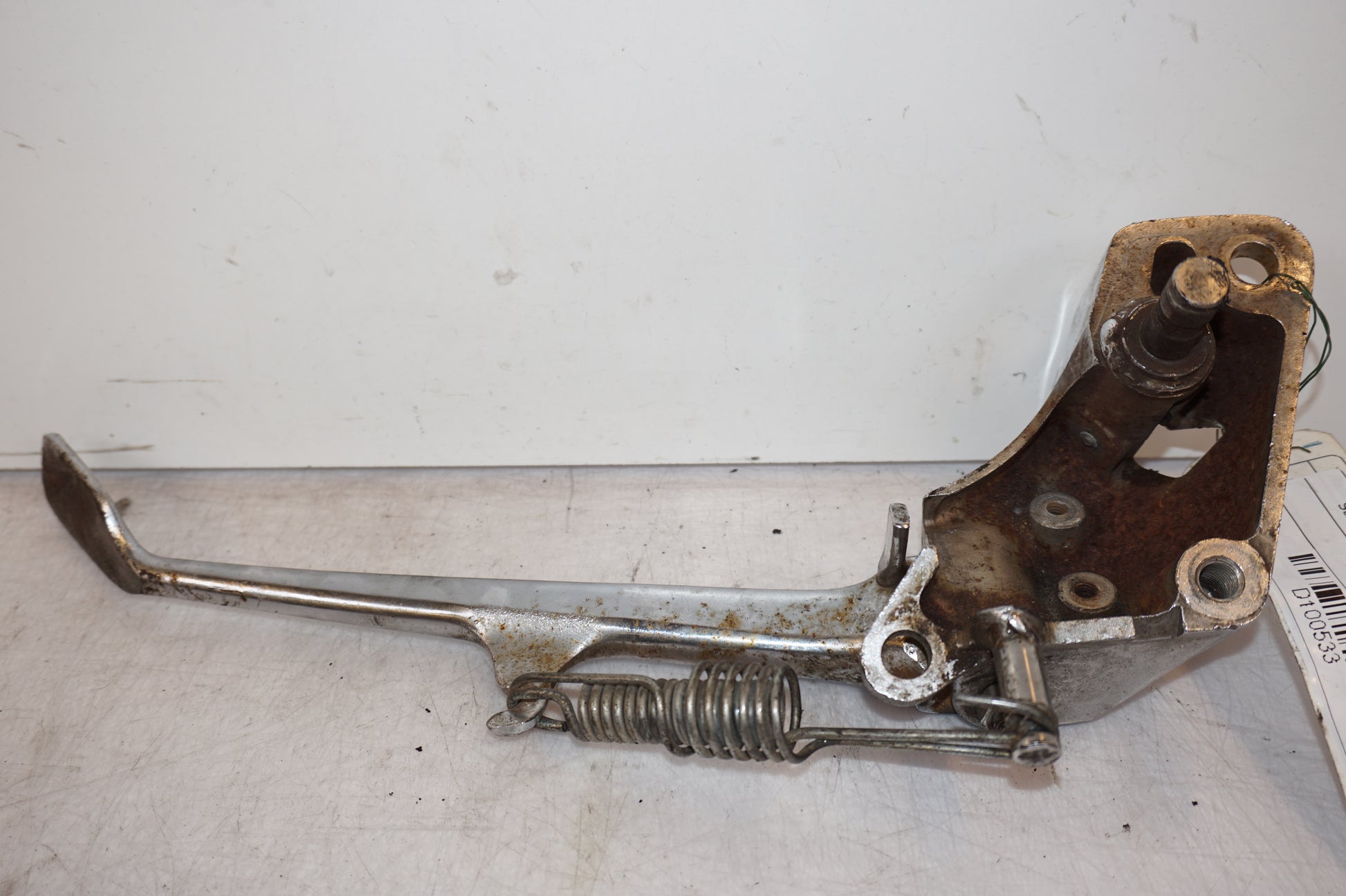 Vänster sida på Sidostöd från en Suzuki LS 650 -1999 motorcykel.