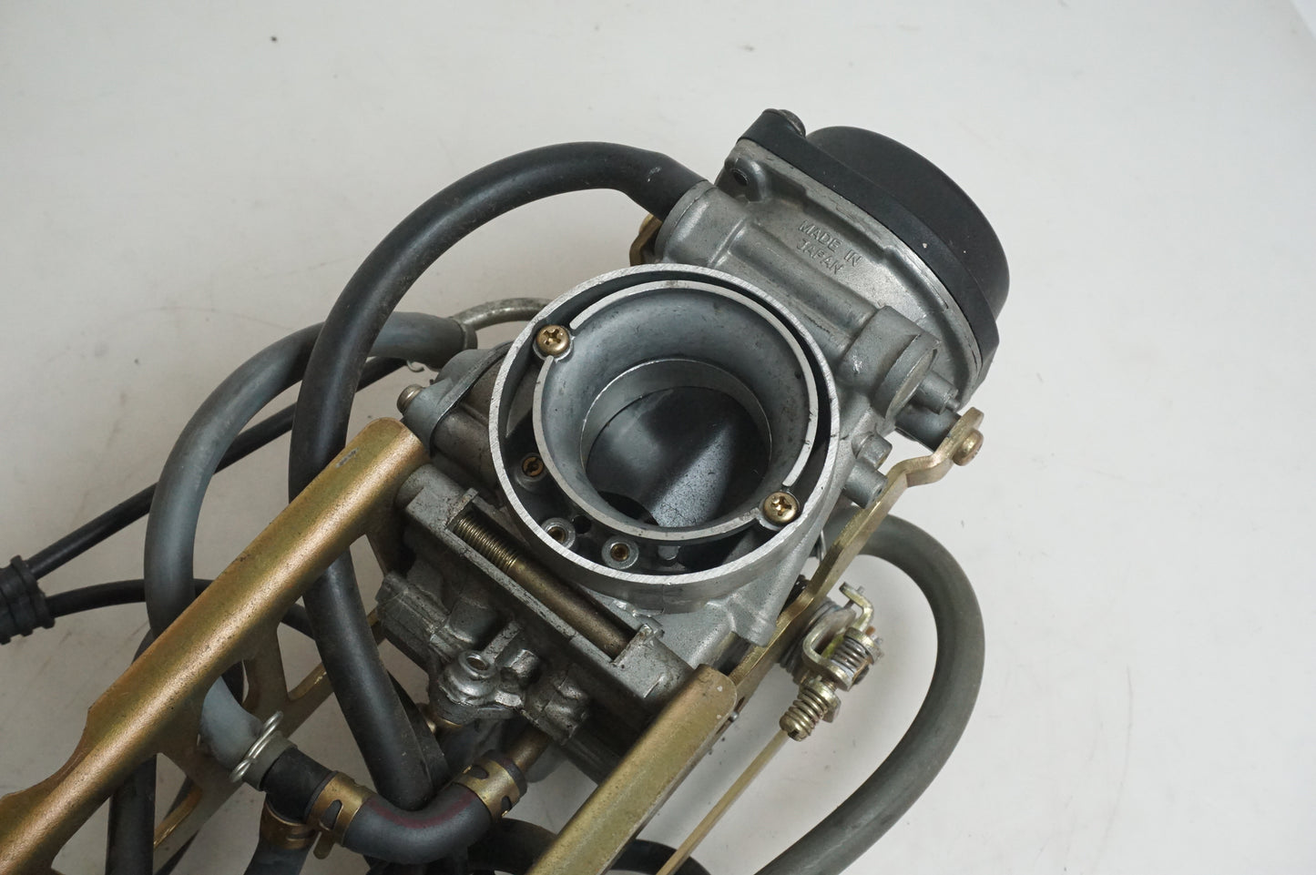 Baksidan på Förgasare från en Hyosung GT 650 -2006 motorcykel.