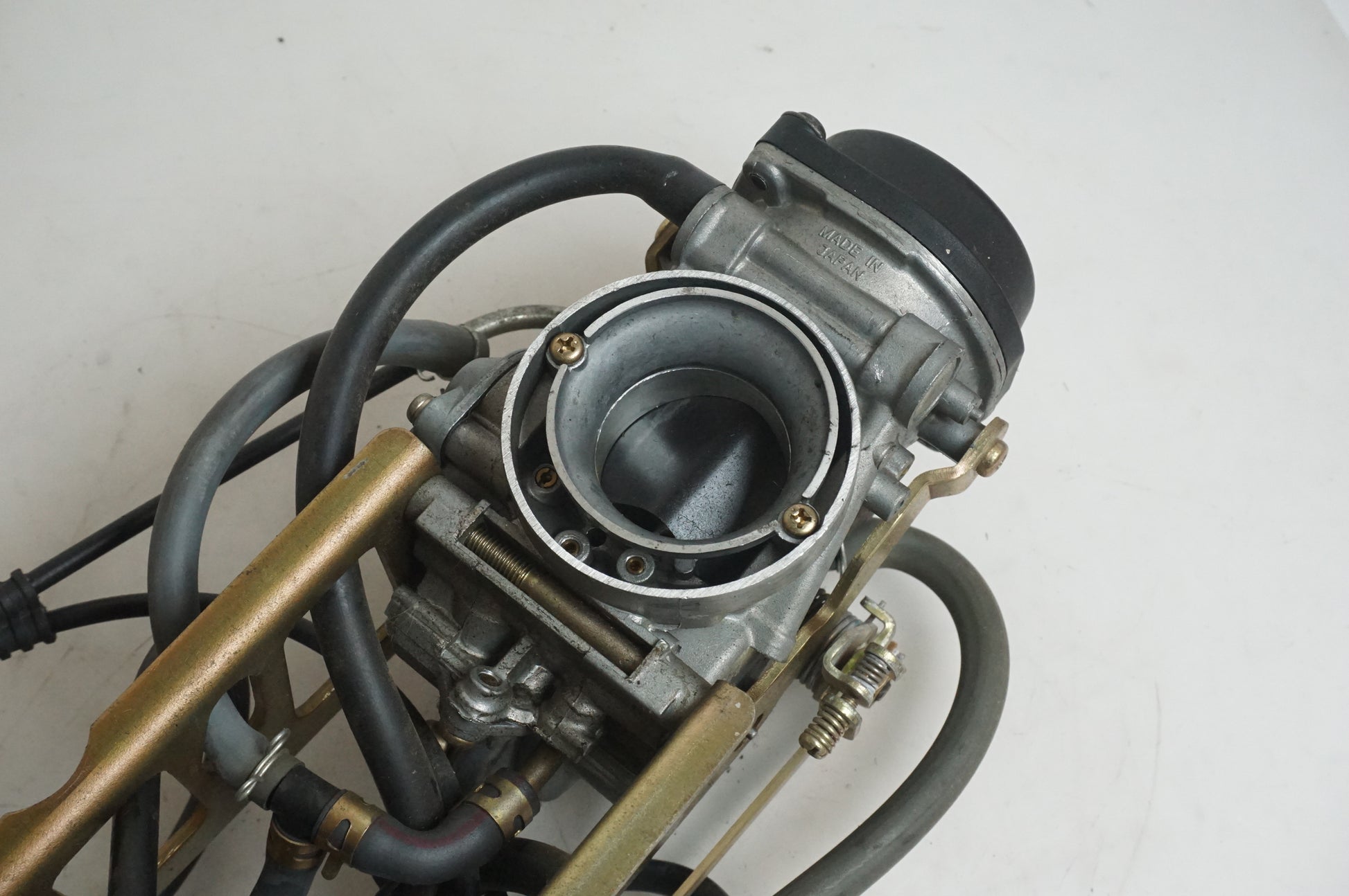 Baksidan på Förgasare från en Hyosung GT 650 -2006 motorcykel.