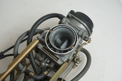 Baksidan på Förgasare från en Hyosung GT 650 -2006 motorcykel.