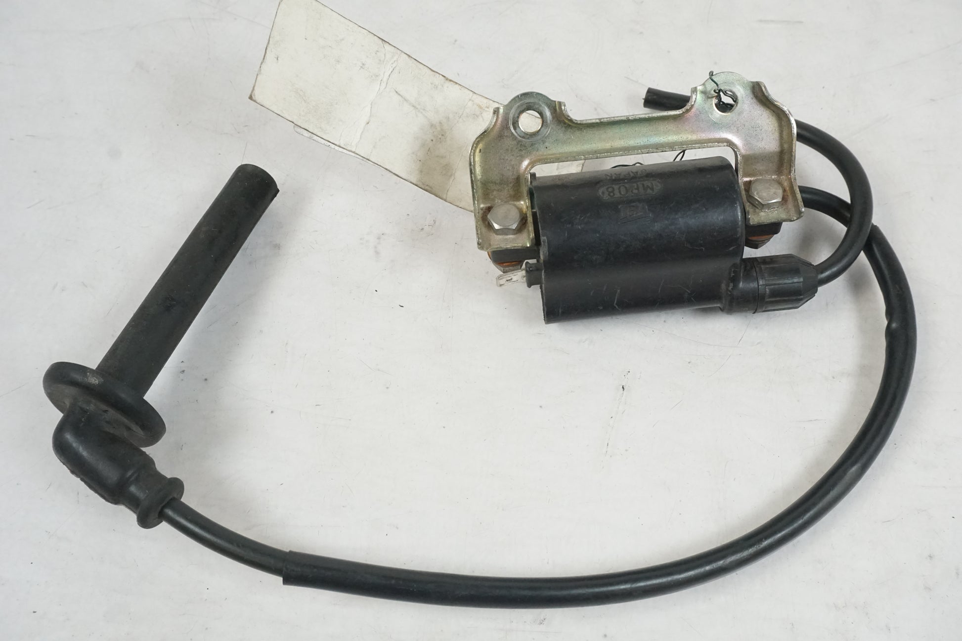 Baksidan på Tändspole från en Honda CBR 900 RR -1992 motorcykel.