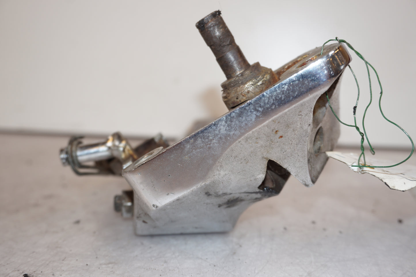 Snett nerifrån på Sidostöd från en Suzuki LS 650 -1999 motorcykel.