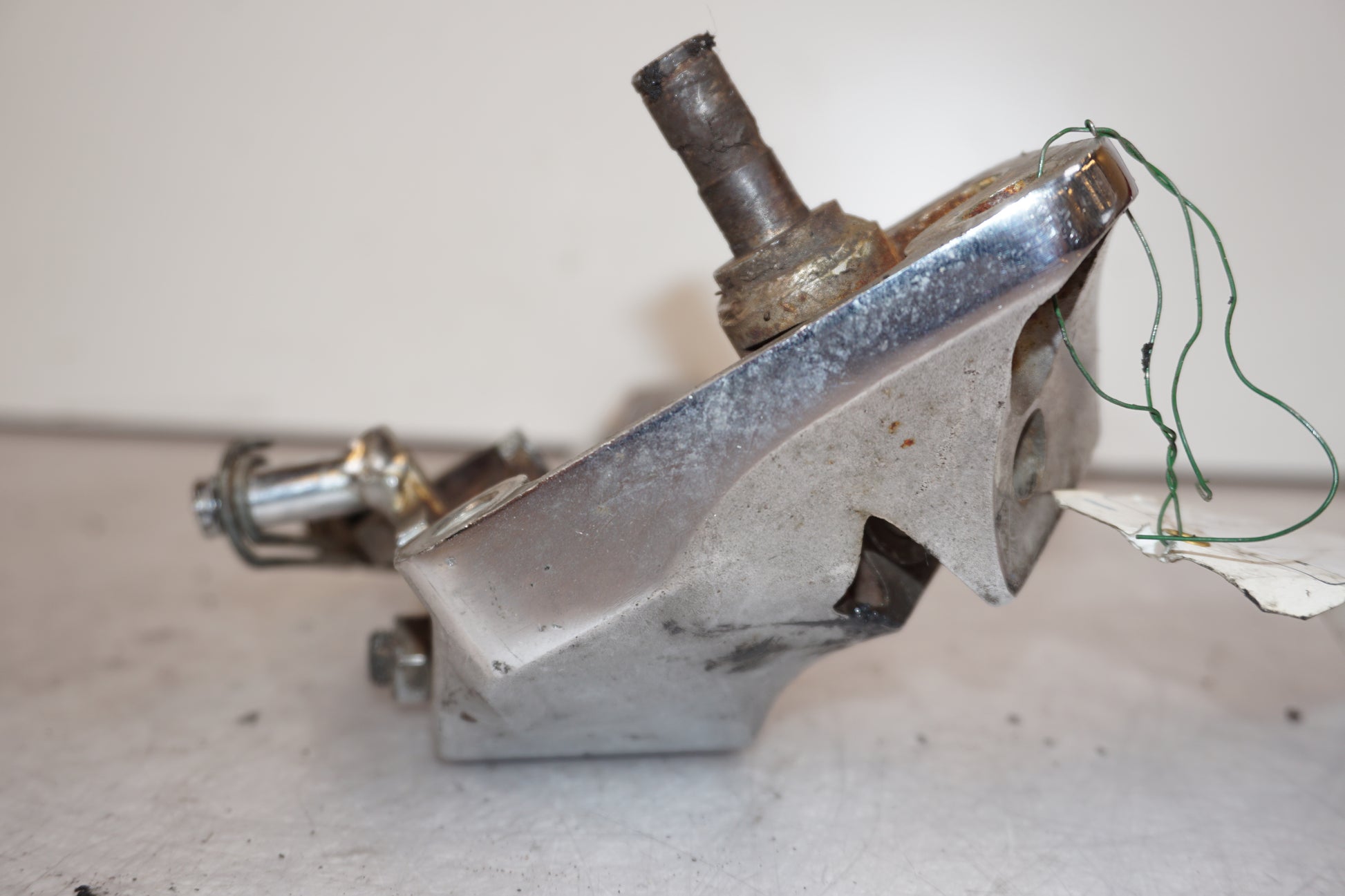 Snett nerifrån på Sidostöd från en Suzuki LS 650 -1999 motorcykel.