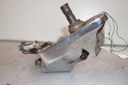 Snett nerifrån på Sidostöd från en Suzuki LS 650 -1999 motorcykel.