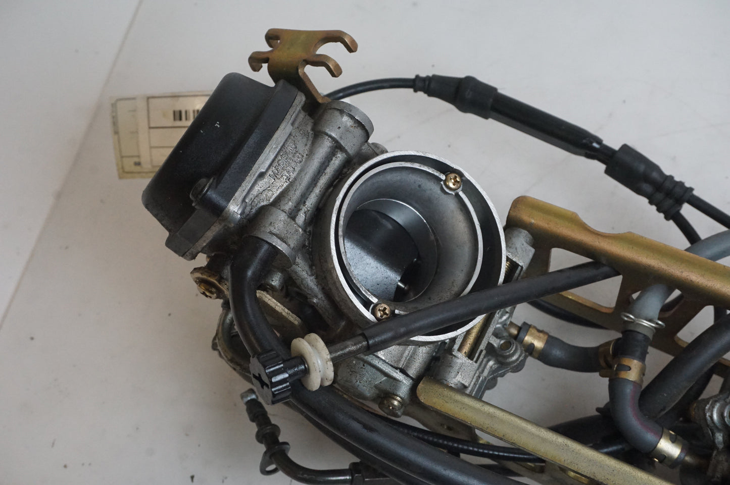 Höger sida på Förgasare från en Hyosung GT 650 -2006 motorcykel.