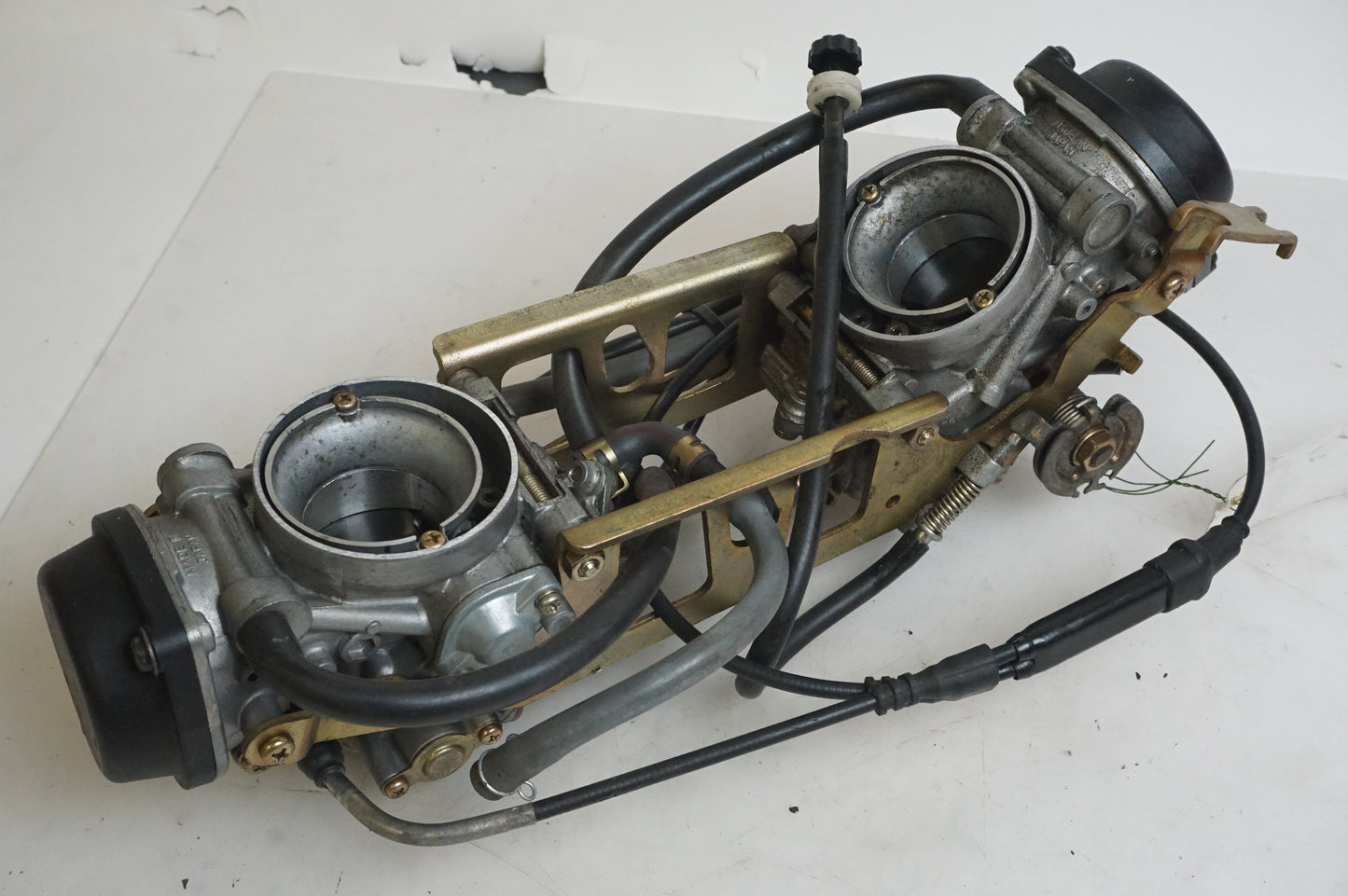 Vänster sida på Förgasare från en Hyosung GT 650 -2006 motorcykel.