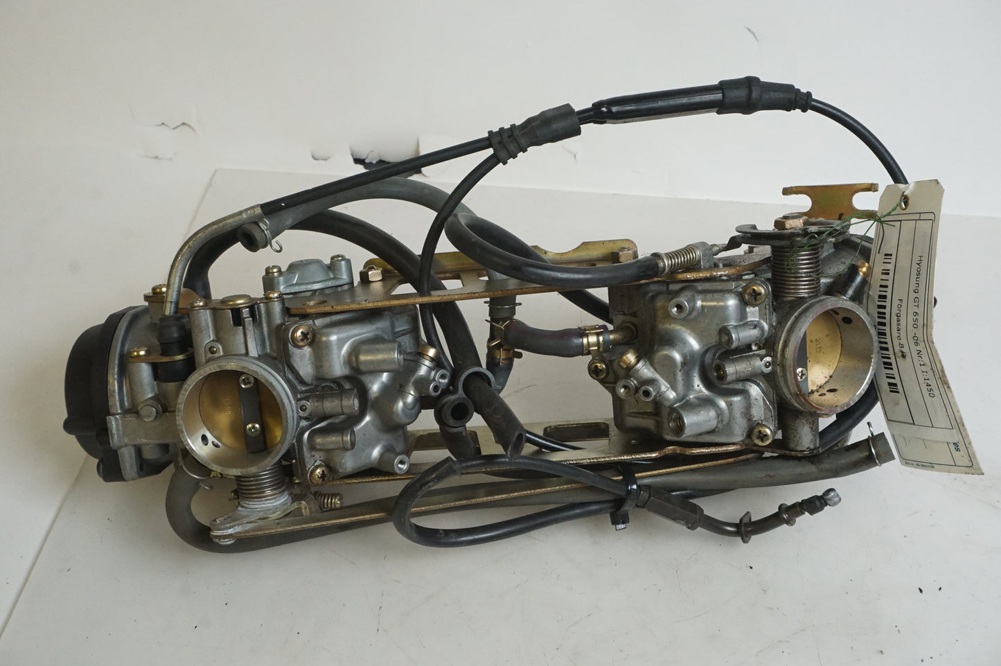 Snett uppifrån på Förgasare från en Hyosung GT 650 -2006 motorcykel.