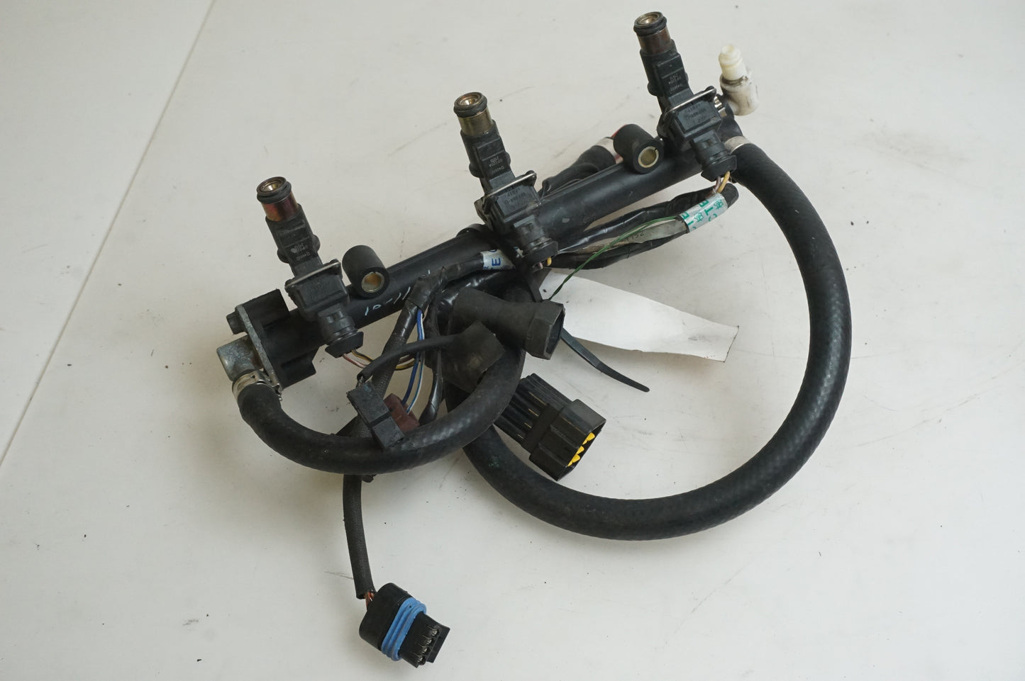 Framsidan på Fuel Rail från en Triumph Speed Triple -2002 motorcykel.