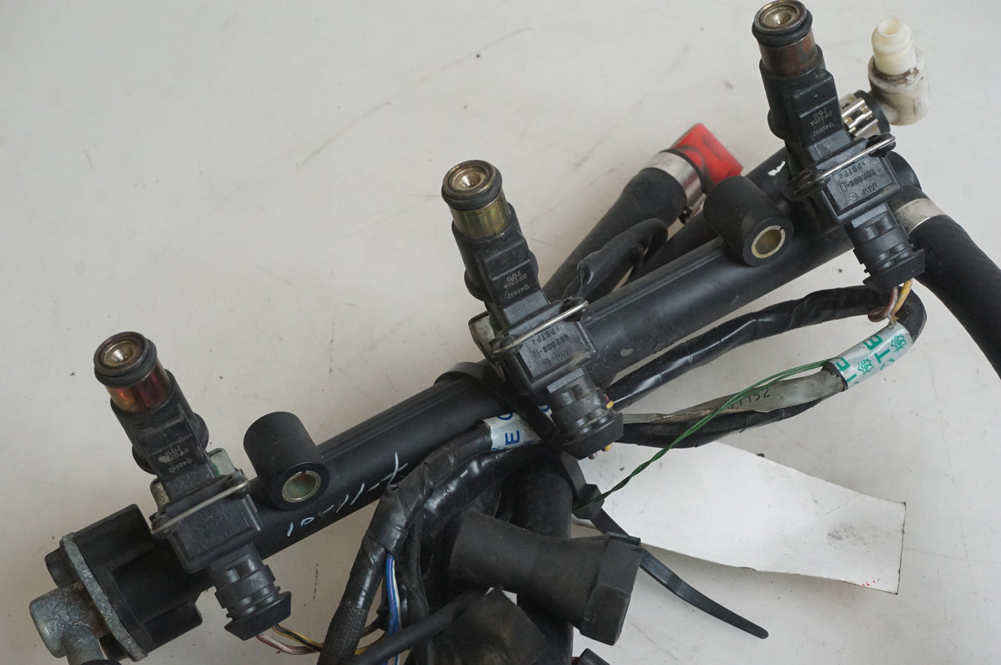 Baksidan på Fuel Rail från en Triumph Speed Triple -2002 motorcykel.