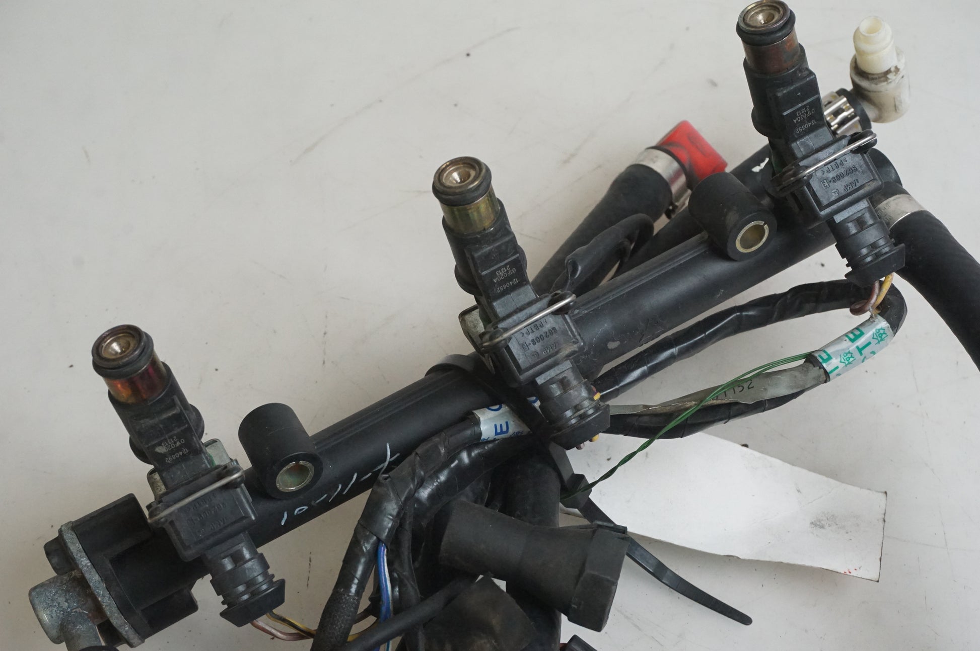 Baksidan på Fuel Rail från en Triumph Speed Triple -2002 motorcykel.