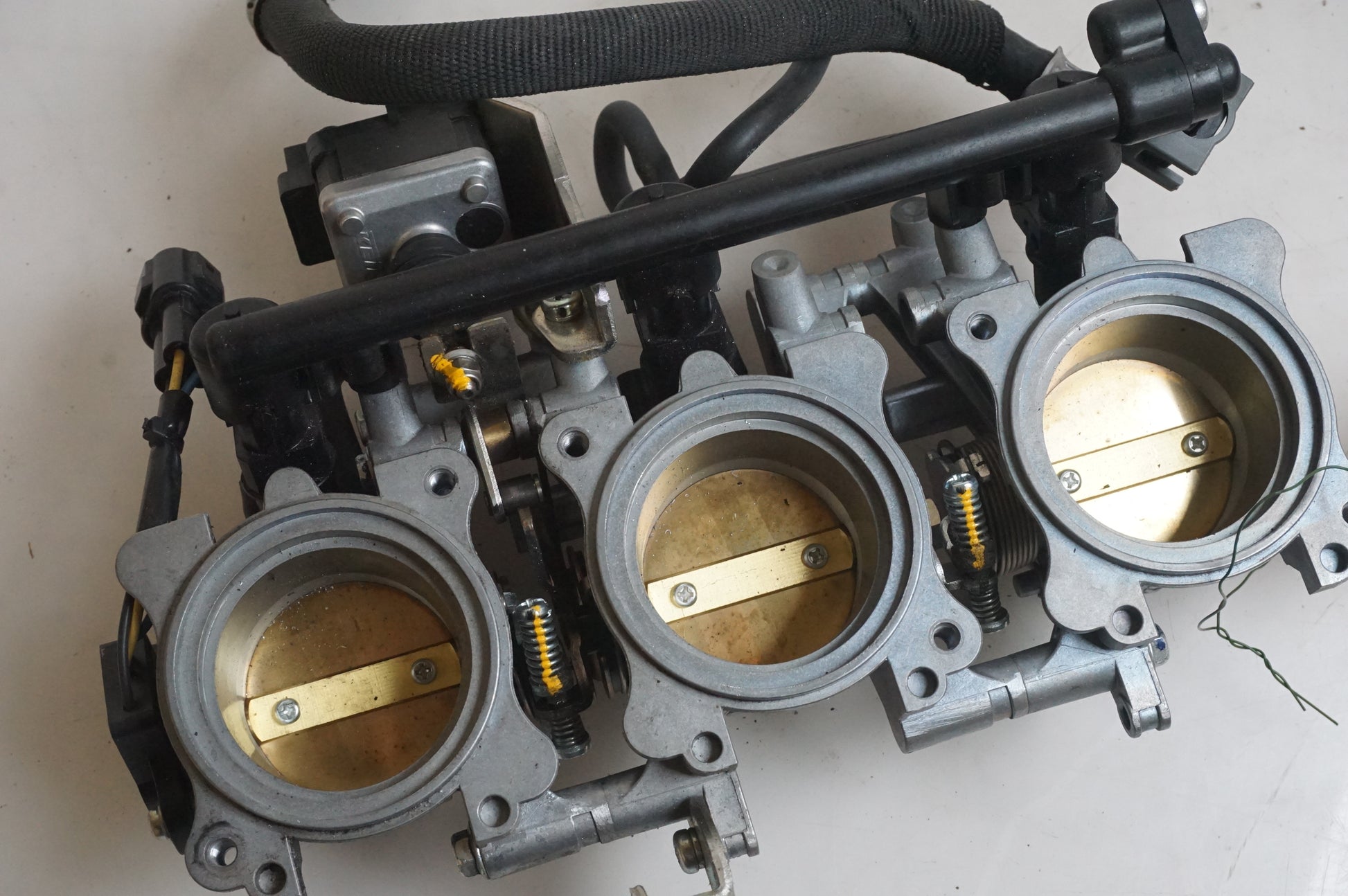 Baksidan på Insprutbrygga från en Triumph Street Triple -2011 motorcykel.