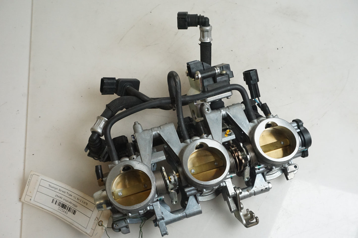 Höger sida på Insprutbrygga från en Triumph Street Triple -2011 motorcykel.