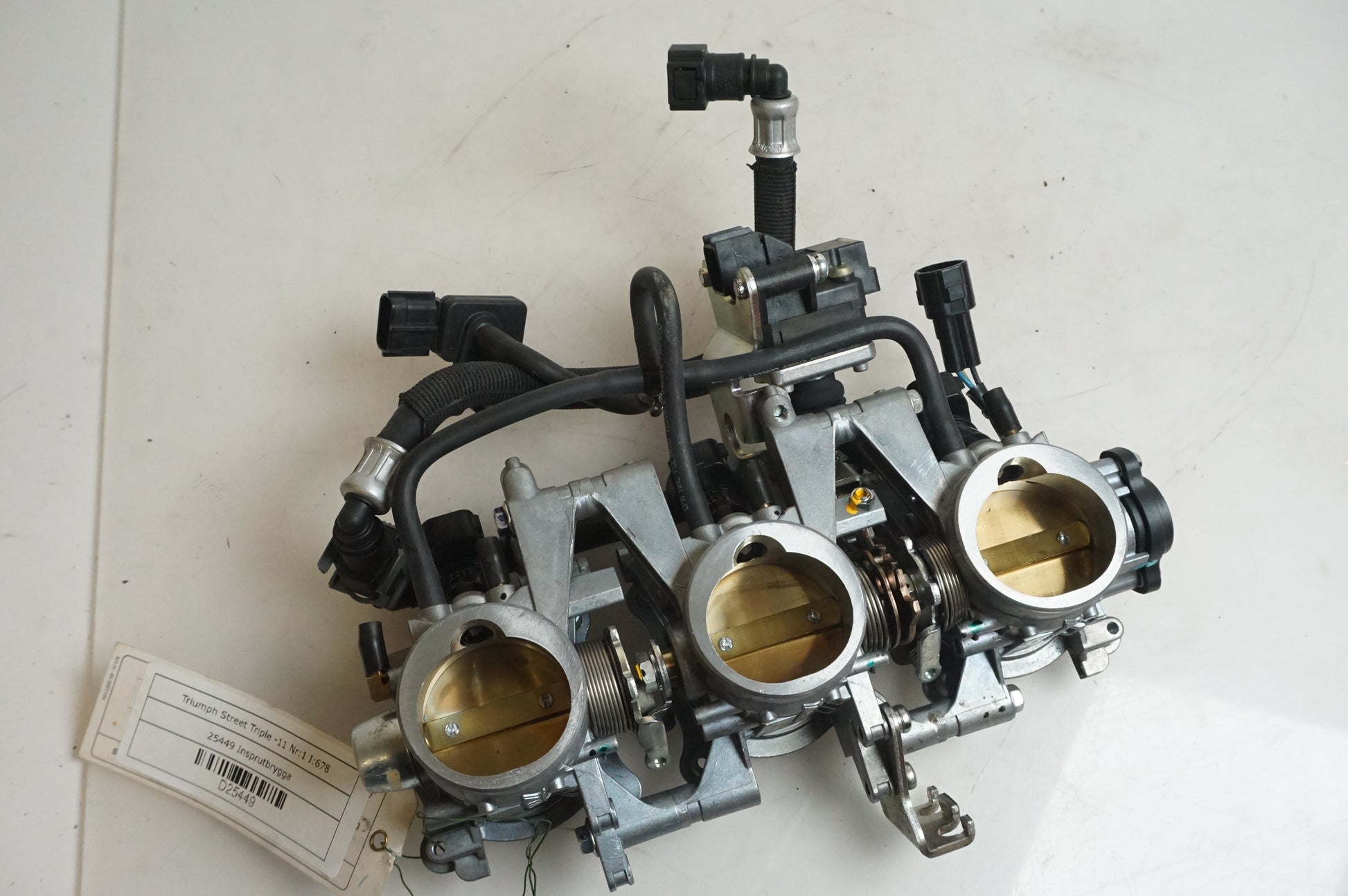 Höger sida på Insprutbrygga från en Triumph Street Triple -2011 motorcykel.