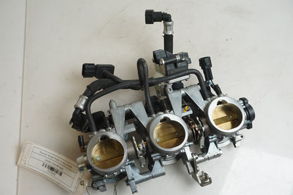 Höger sida på Insprutbrygga från en Triumph Street Triple -2011 motorcykel.