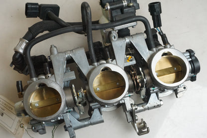 Vänster sida på Insprutbrygga från en Triumph Street Triple -2011 motorcykel.