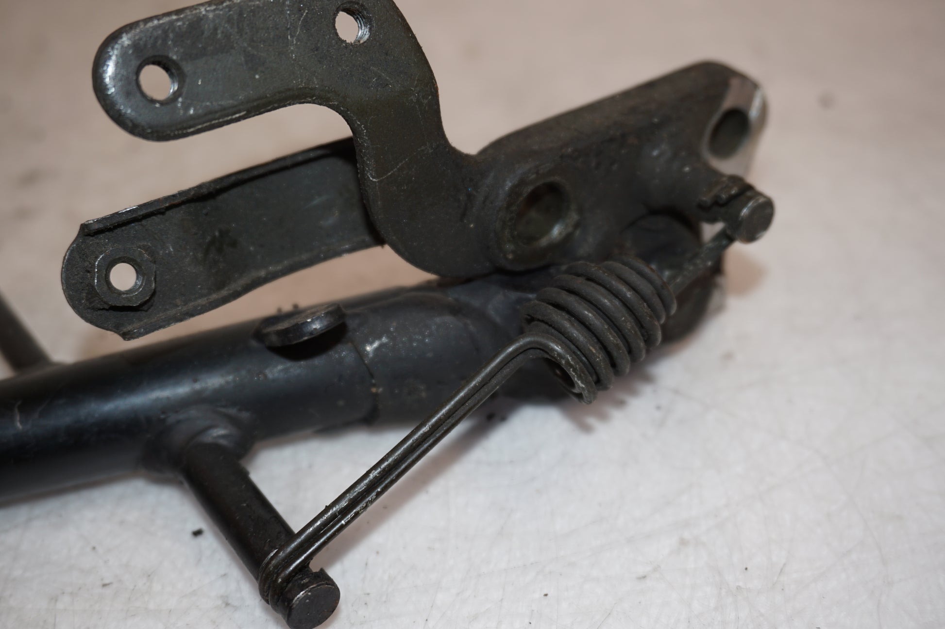 Snett nerifrån på Sidostöd från en Suzuki GSX-R 750 -2002 motorcykel.