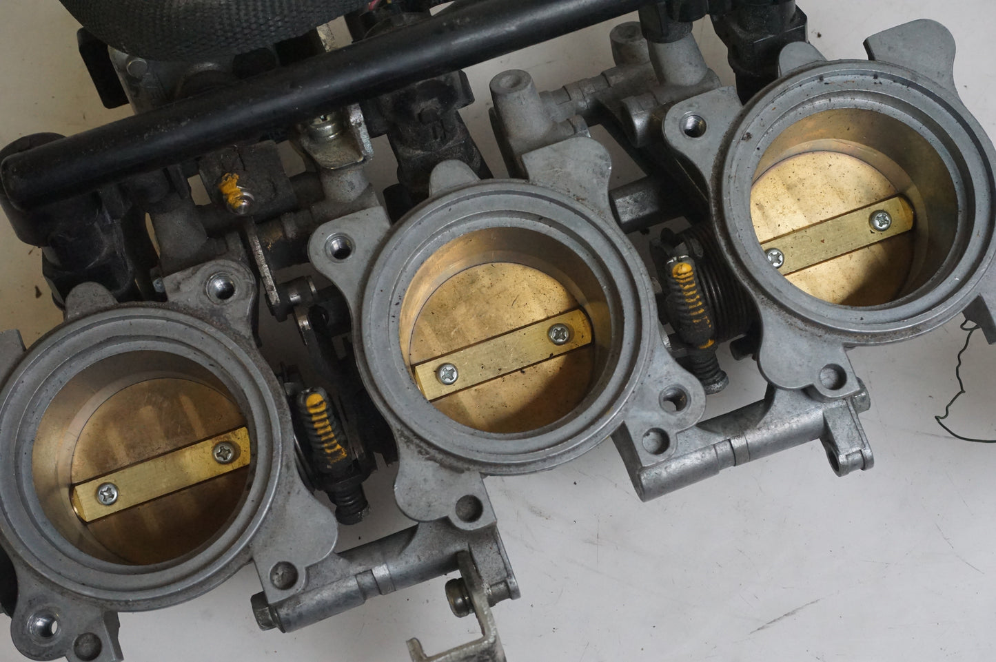 Baksidan på Spjällhus från en Triumph Street Triple -2009 motorcykel.