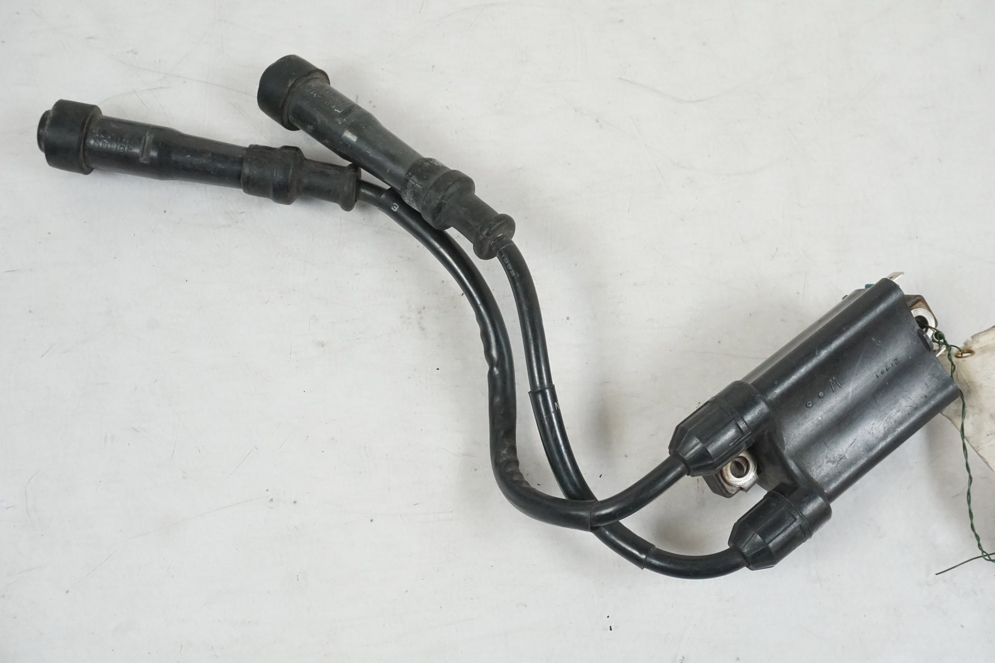 Baksidan på Tändspole från en Honda CB 750 SF -1993 motorcykel.