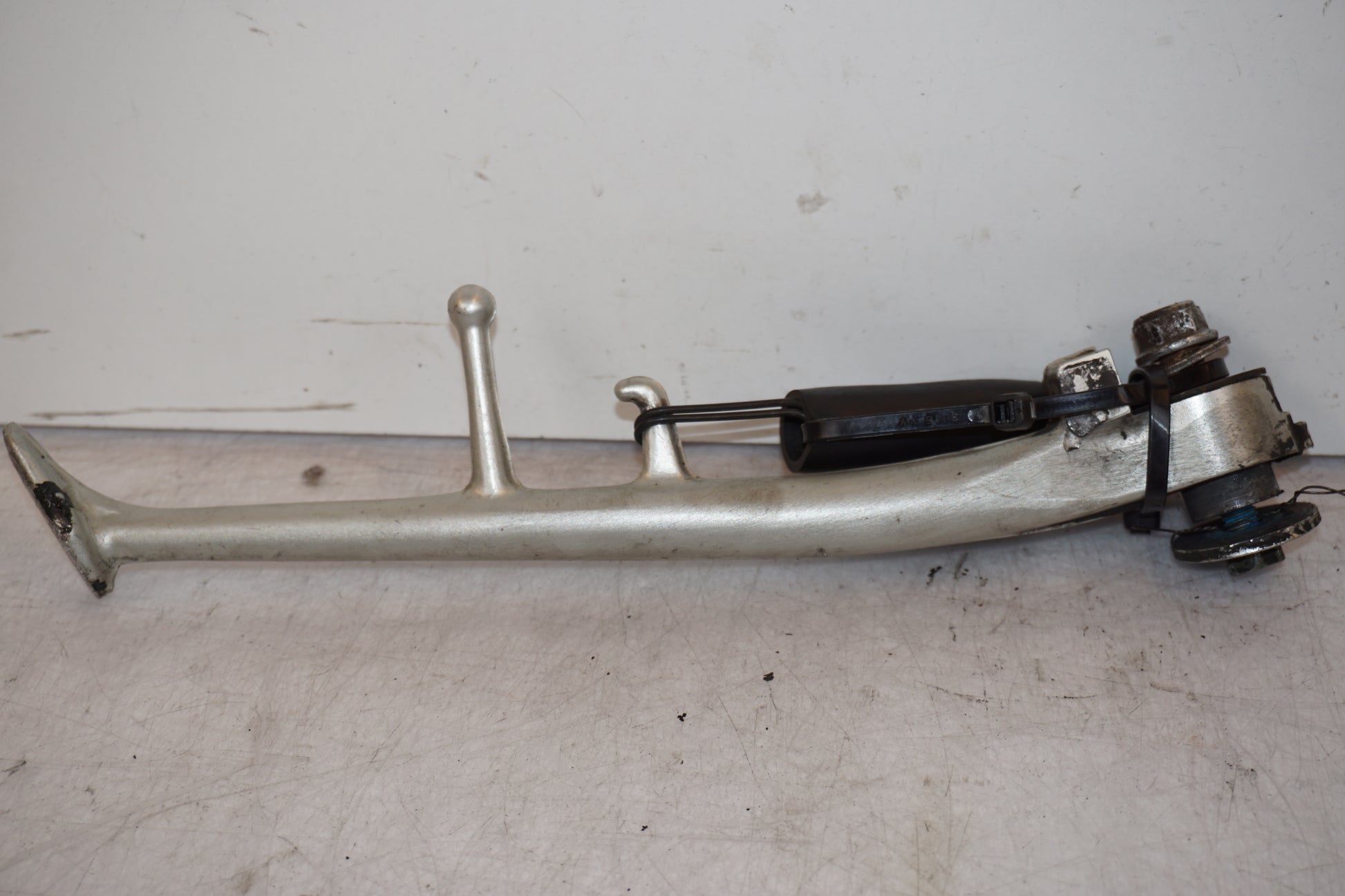 Vänster sida på Sidostöd från en Yamaha YZF R6 -2008 motorcykel.