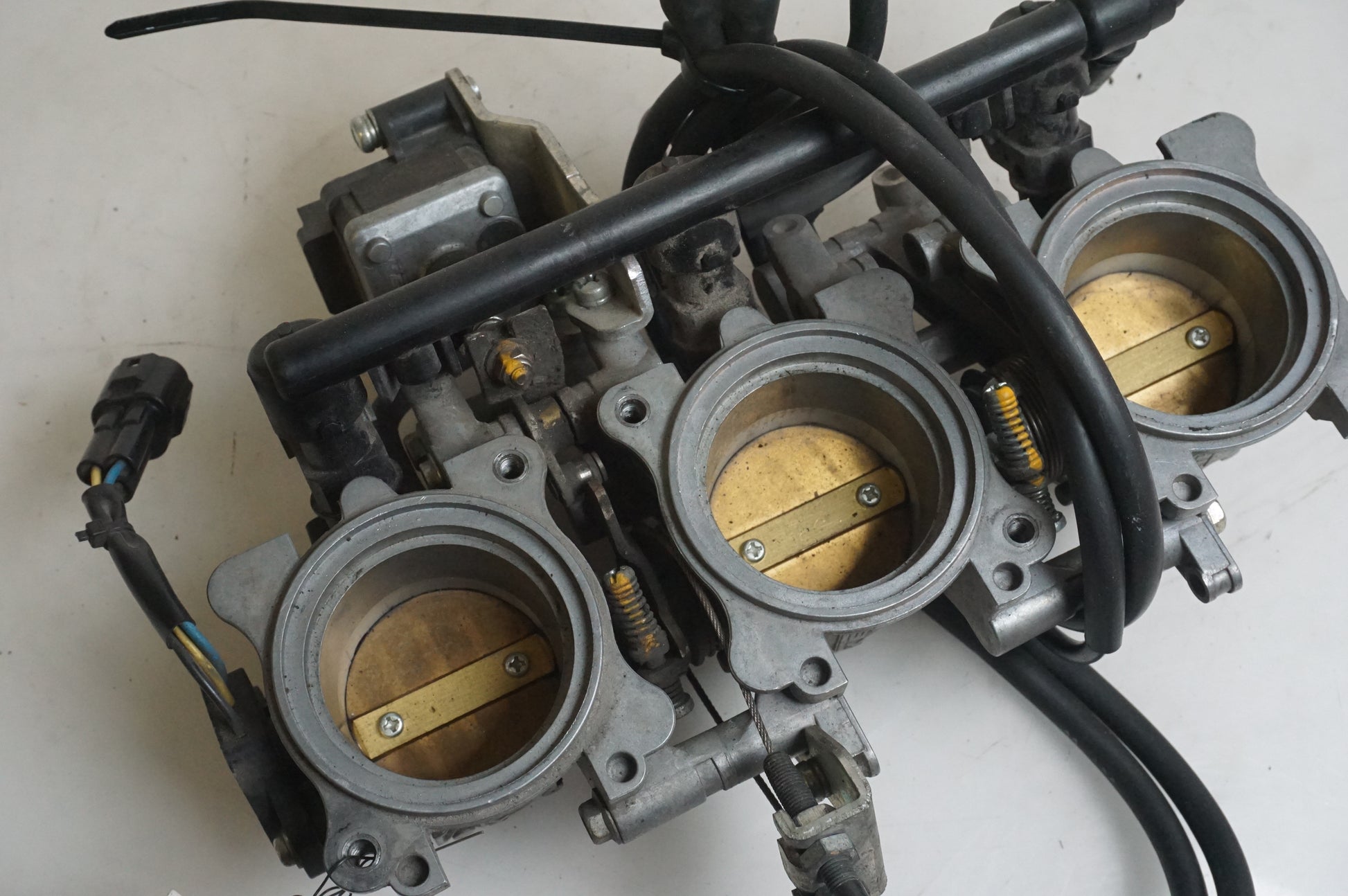 Baksidan på Spjällhus från en Triumph Street Triple R -2009 motorcykel.