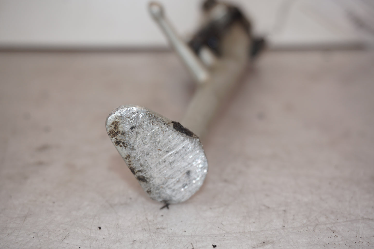 Snett uppifrån på Sidostöd från en Yamaha YZF R6 -2008 motorcykel.