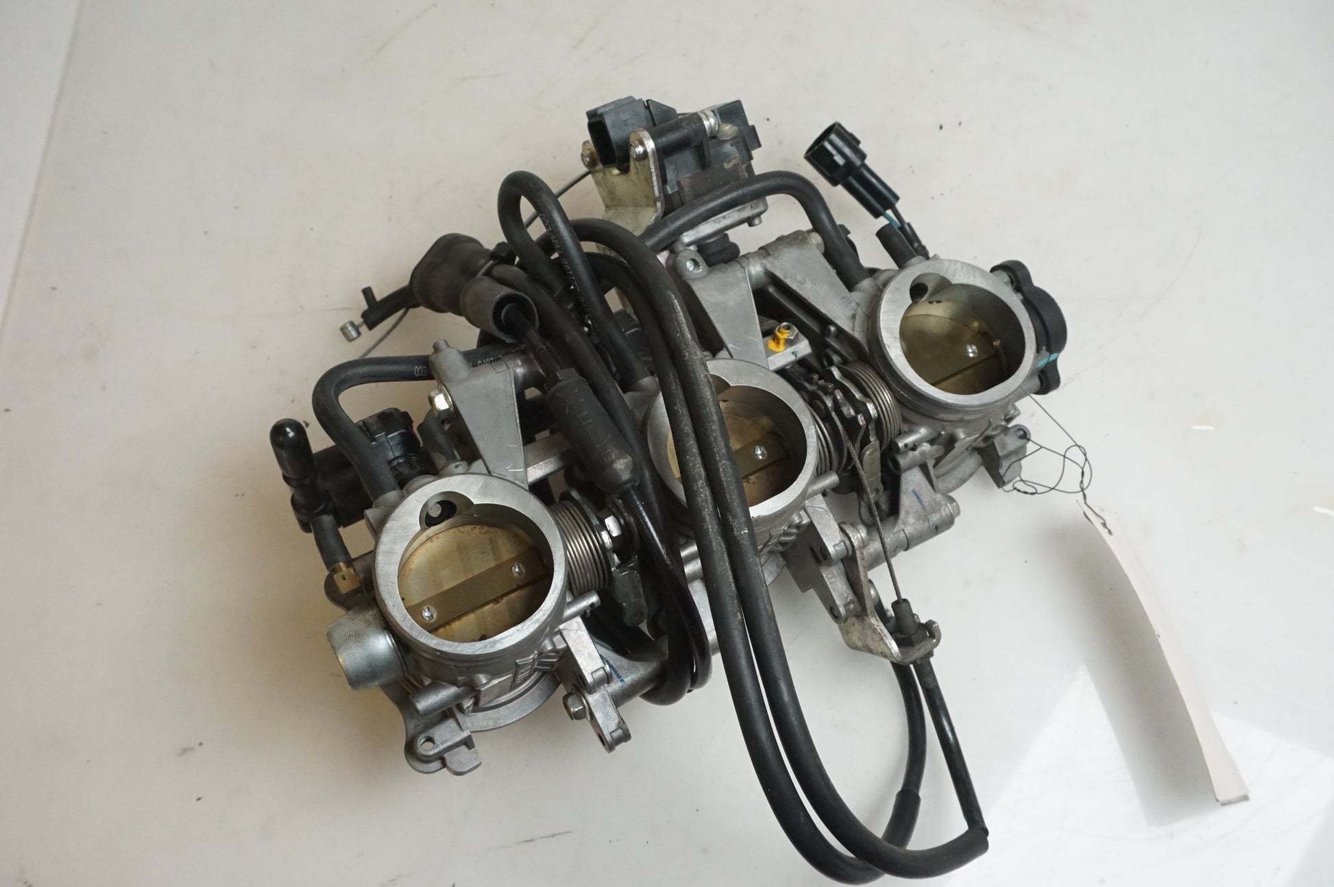 Höger sida på Spjällhus från en Triumph Street Triple R -2009 motorcykel.