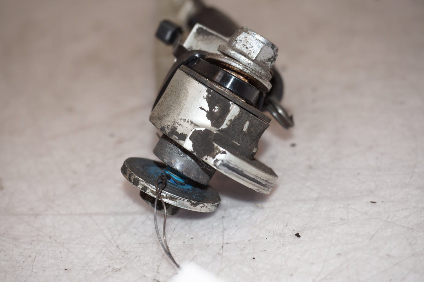 Snett nerifrån på Sidostöd från en Yamaha YZF R6 -2008 motorcykel.