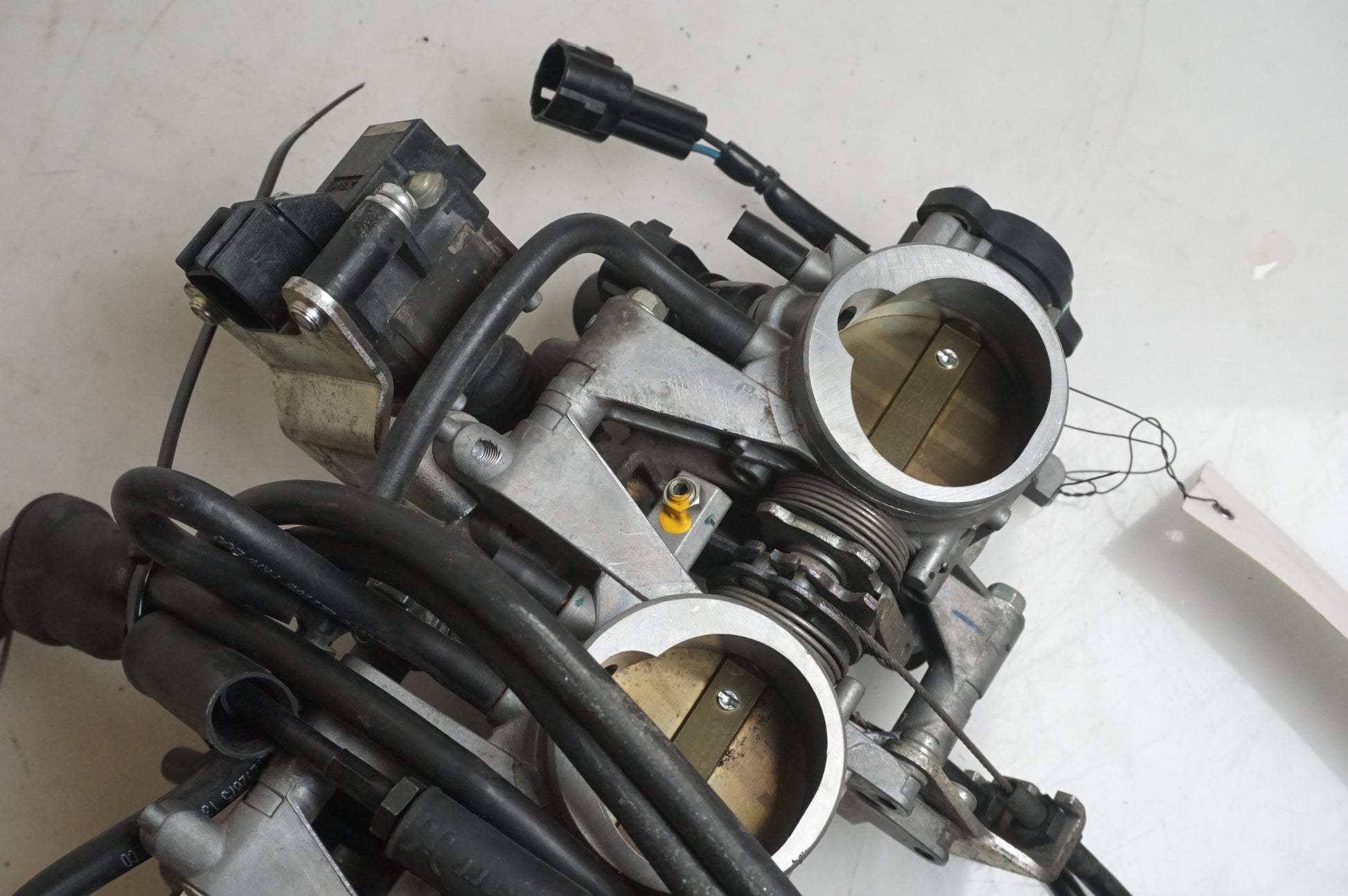 Vänster sida på Spjällhus från en Triumph Street Triple R -2009 motorcykel.