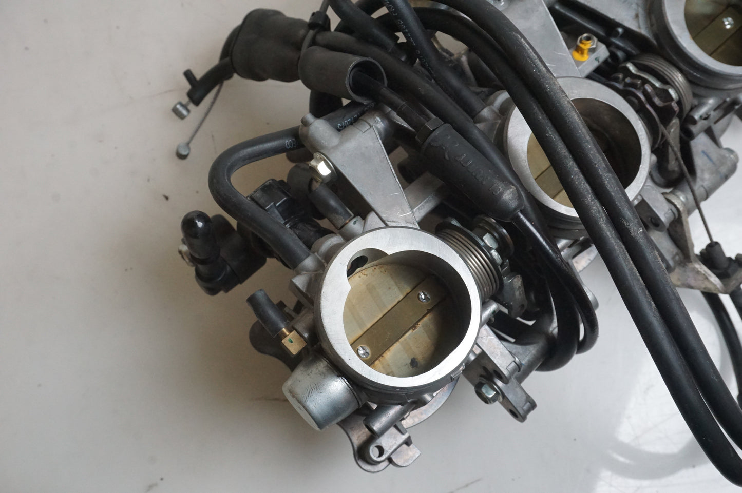 Snett uppifrån på Spjällhus från en Triumph Street Triple R -2009 motorcykel.