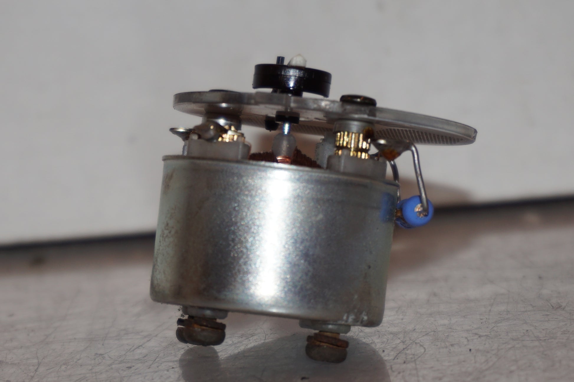 Snett uppifrån på Temperaturmätare från en Honda XRV 750 -1993 motorcykel.