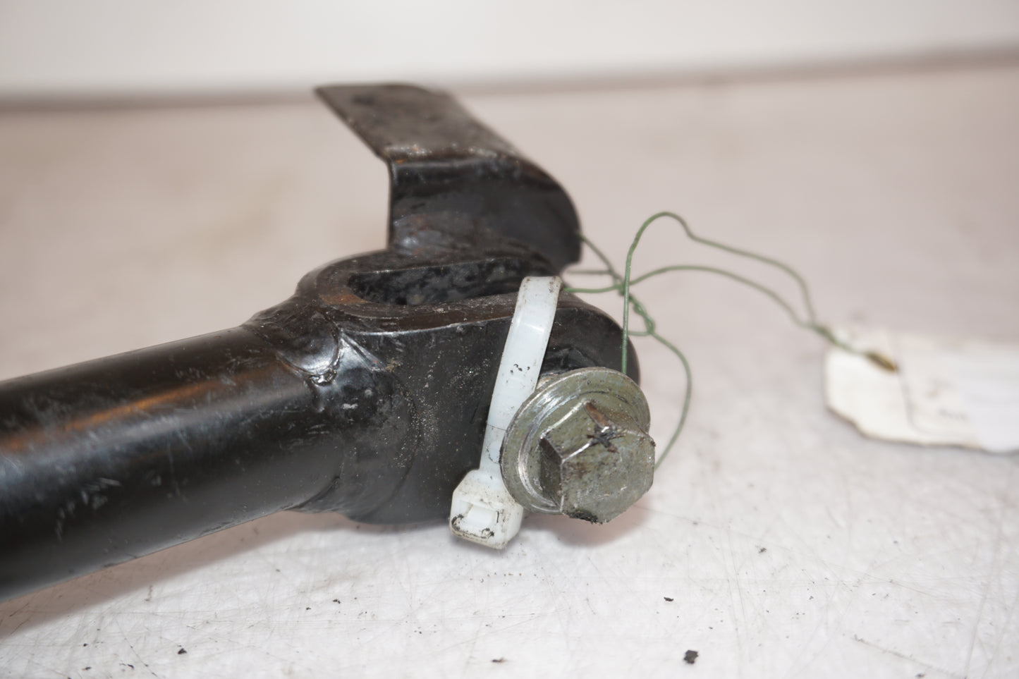 Snett nerifrån på Sidostöd från en Yamaha YZF-R 125 -2008 motorcykel.