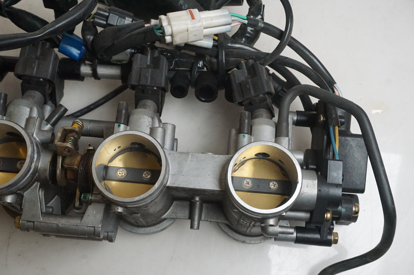 Baksidan på Spjällhus från en Triumph Daytona 650 -2005 motorcykel.