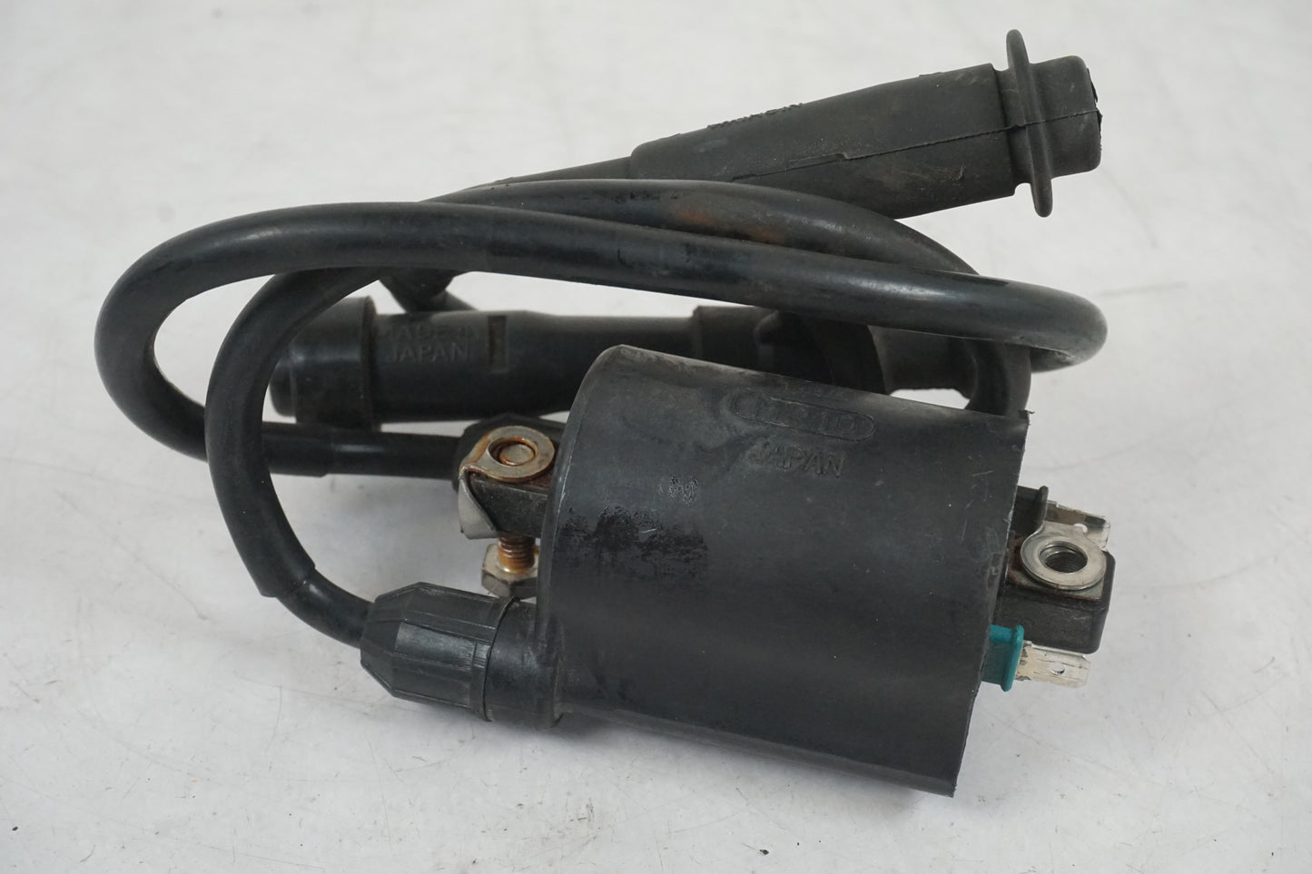 Baksidan på Tändspole från en Honda VT 600 C -1995 motorcykel.