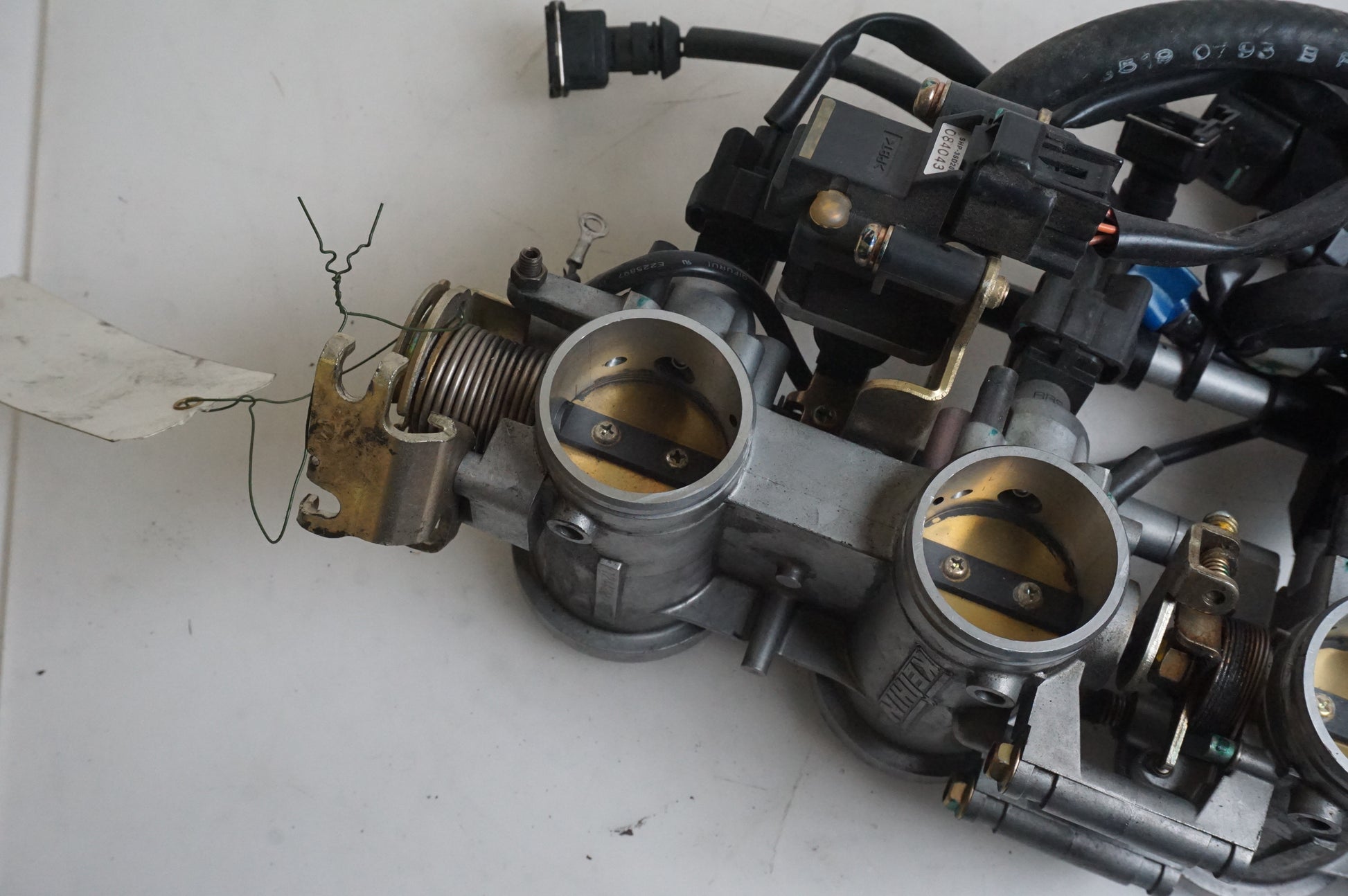 Höger sida på Spjällhus från en Triumph Daytona 650 -2005 motorcykel.