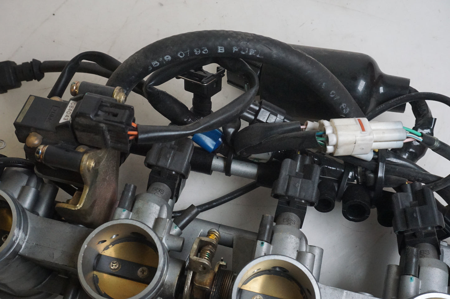 Vänster sida på Spjällhus från en Triumph Daytona 650 -2005 motorcykel.