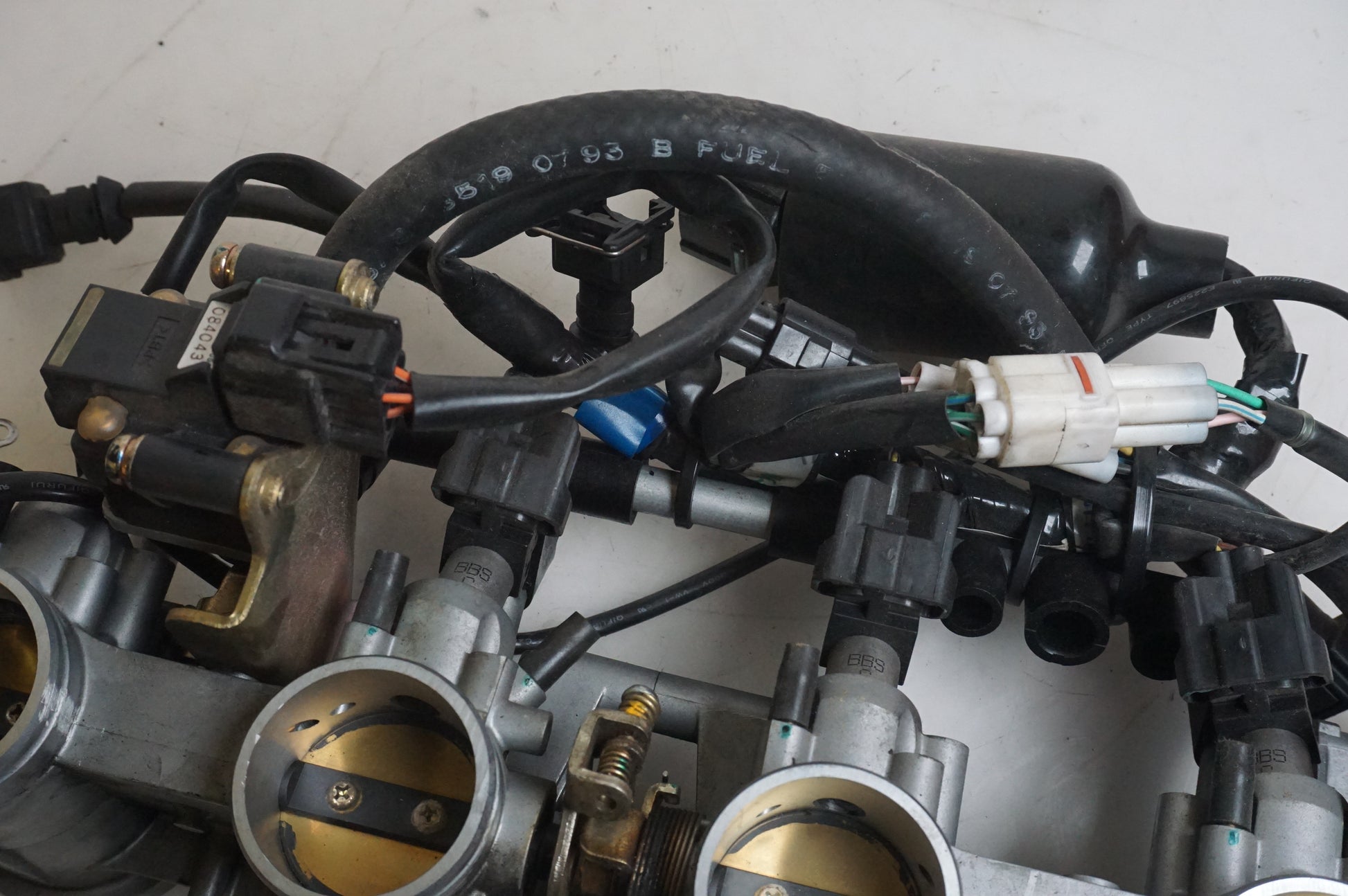 Vänster sida på Spjällhus från en Triumph Daytona 650 -2005 motorcykel.