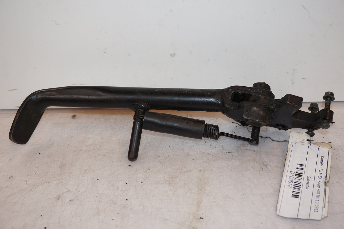 Framsidan på Sidostöd från en Yamaha FZ1-SA -2008 motorcykel.