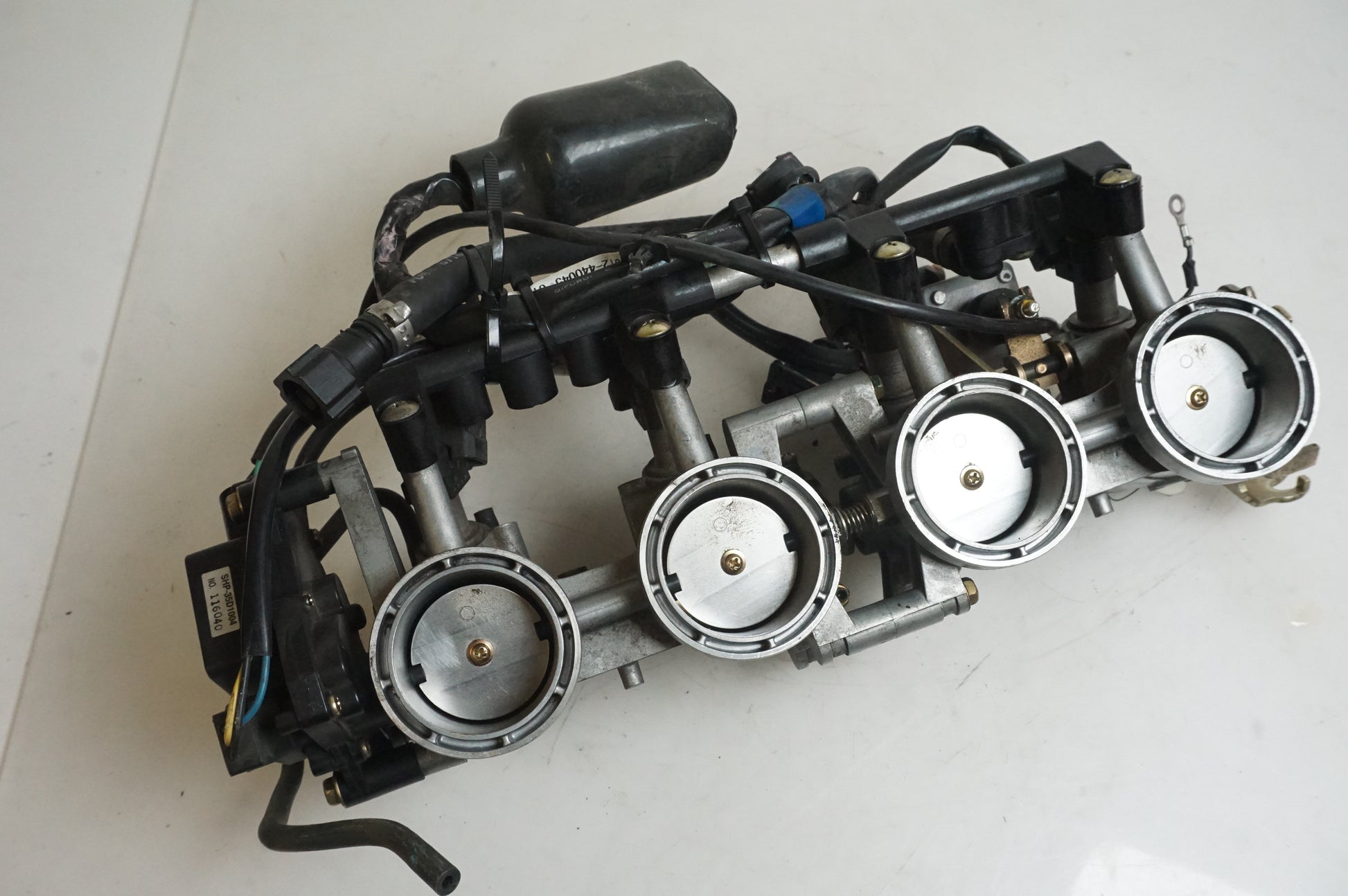 Snett uppifrån på Spjällhus från en Triumph Daytona 650 -2005 motorcykel.