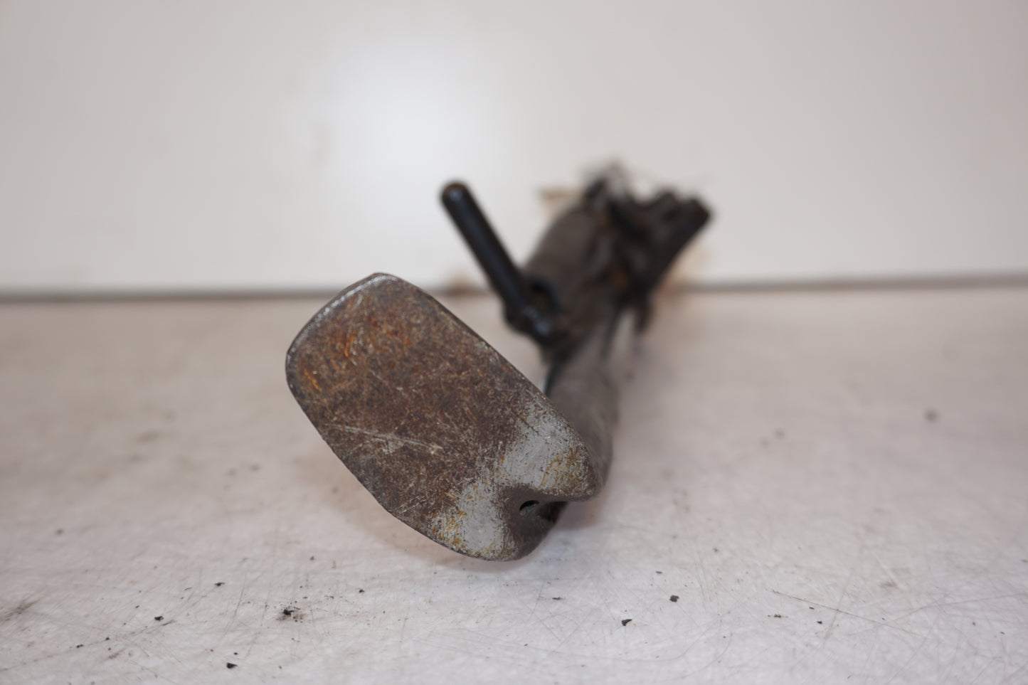 Snett uppifrån på Sidostöd från en Yamaha FZ1-SA -2008 motorcykel.