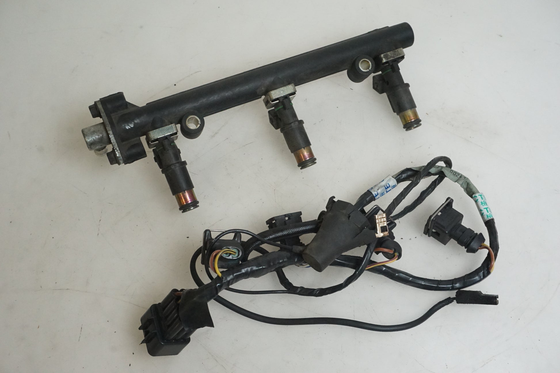 Framsidan på Fuel Rail från en Triumph Speed Triple -2002 motorcykel.