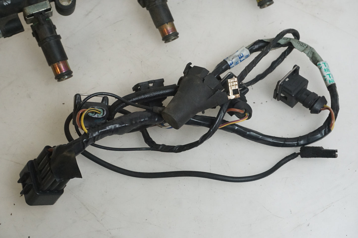 Baksidan på Fuel Rail från en Triumph Speed Triple -2002 motorcykel.