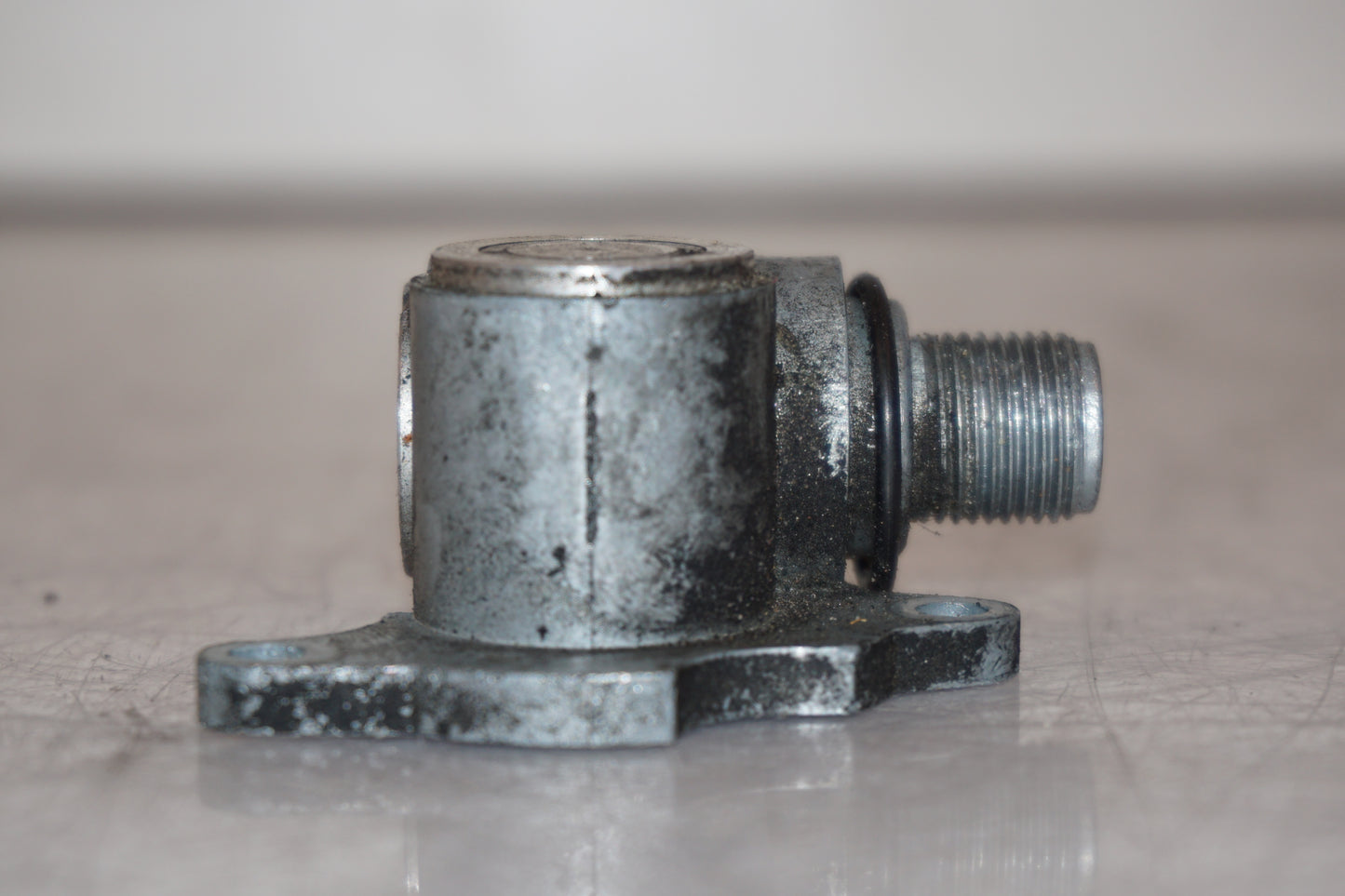 Snett uppifrån på Hastighetsdrivning från en Honda VFR 750 -1990 motorcykel.