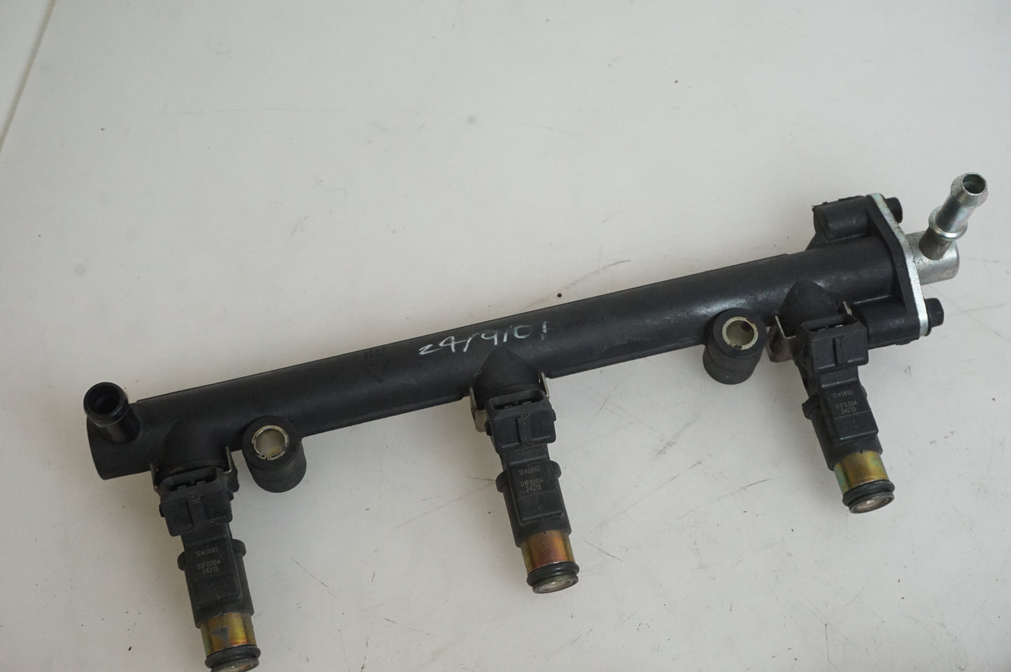 Vänster sida på Fuel Rail från en Triumph Speed Triple -2002 motorcykel.