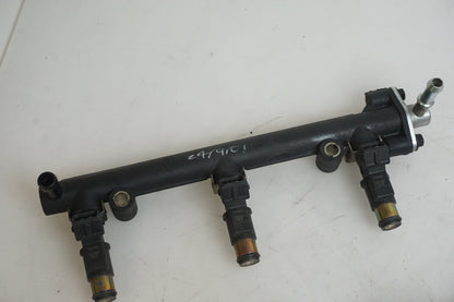 Vänster sida på Fuel Rail från en Triumph Speed Triple -2002 motorcykel.