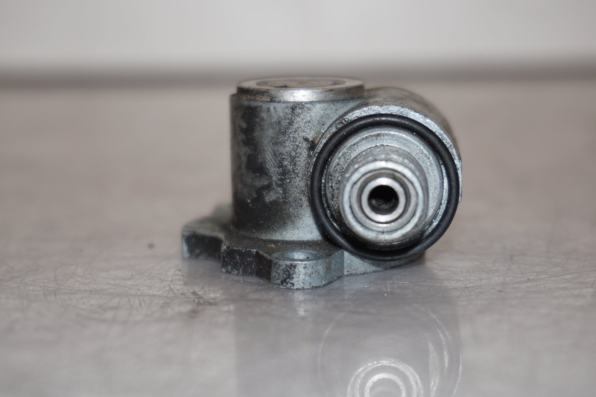 Snett nerifrån på Hastighetsdrivning från en Honda VFR 750 -1990 motorcykel.