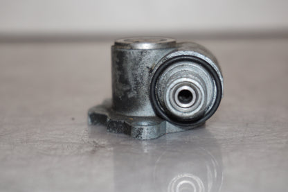 Snett nerifrån på Hastighetsdrivning från en Honda VFR 750 -1990 motorcykel.