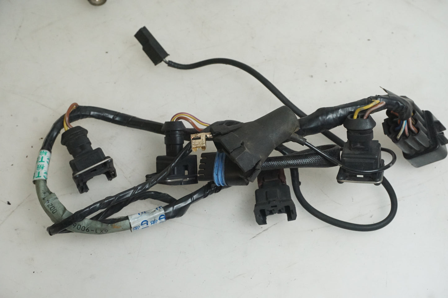 Snett uppifrån på Fuel Rail från en Triumph Speed Triple -2002 motorcykel.