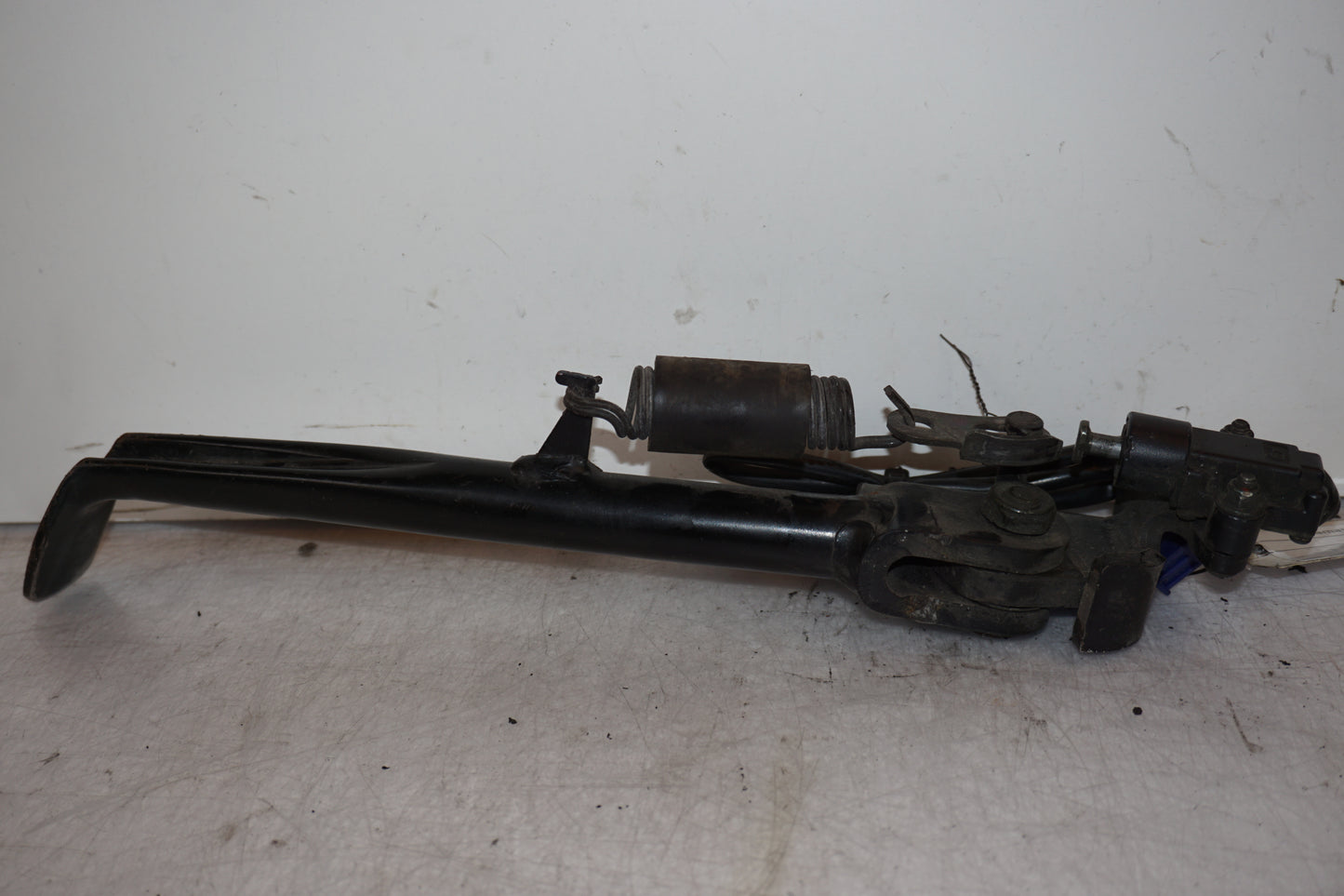 Baksidan på Sidostöd från en Yamaha FZ-6 -2004 motorcykel.